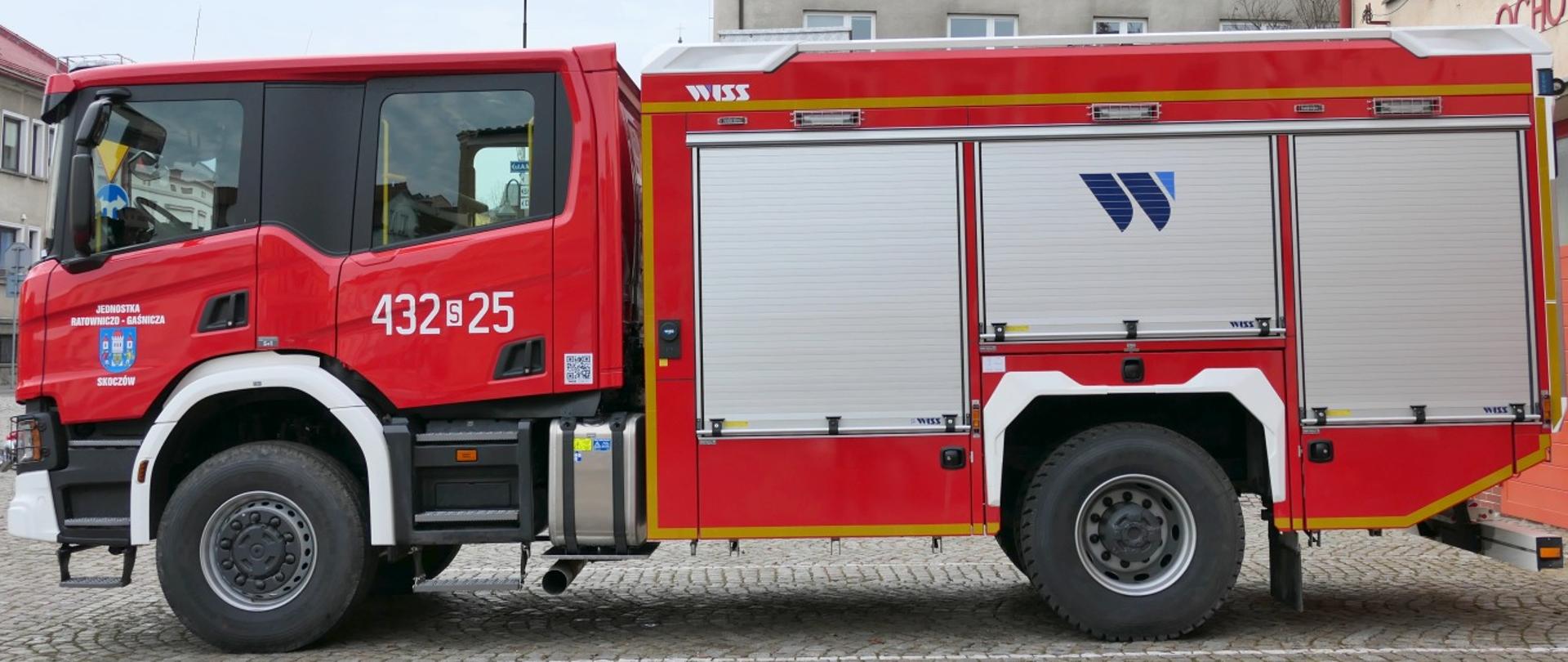 Scania GCBA 5/32. Czerwony samochód ratowniczo-gaśniczy.