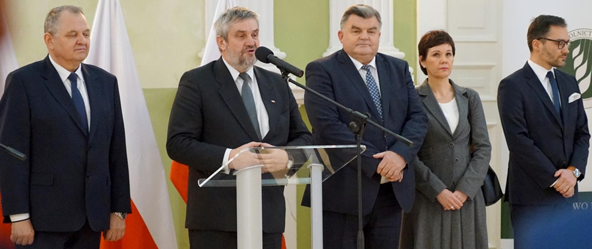 Minister Jan Krzysztof Ardanowski przemawia podczas spotkania z dyplomatami