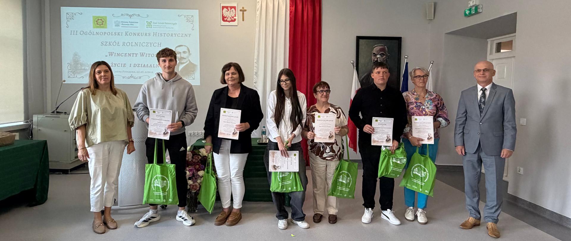 Dyrekcja Szkoły z nauczycielami i zwycięzcami konkursu Szkół Rolniczych 