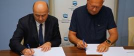 Stanisław Longawa – Dyrektor RZGW we Wrocławiu i przedstawiciel Kopalni Surowców Mineralnych Byczeń podczas podpisywania listu intencyjnego.