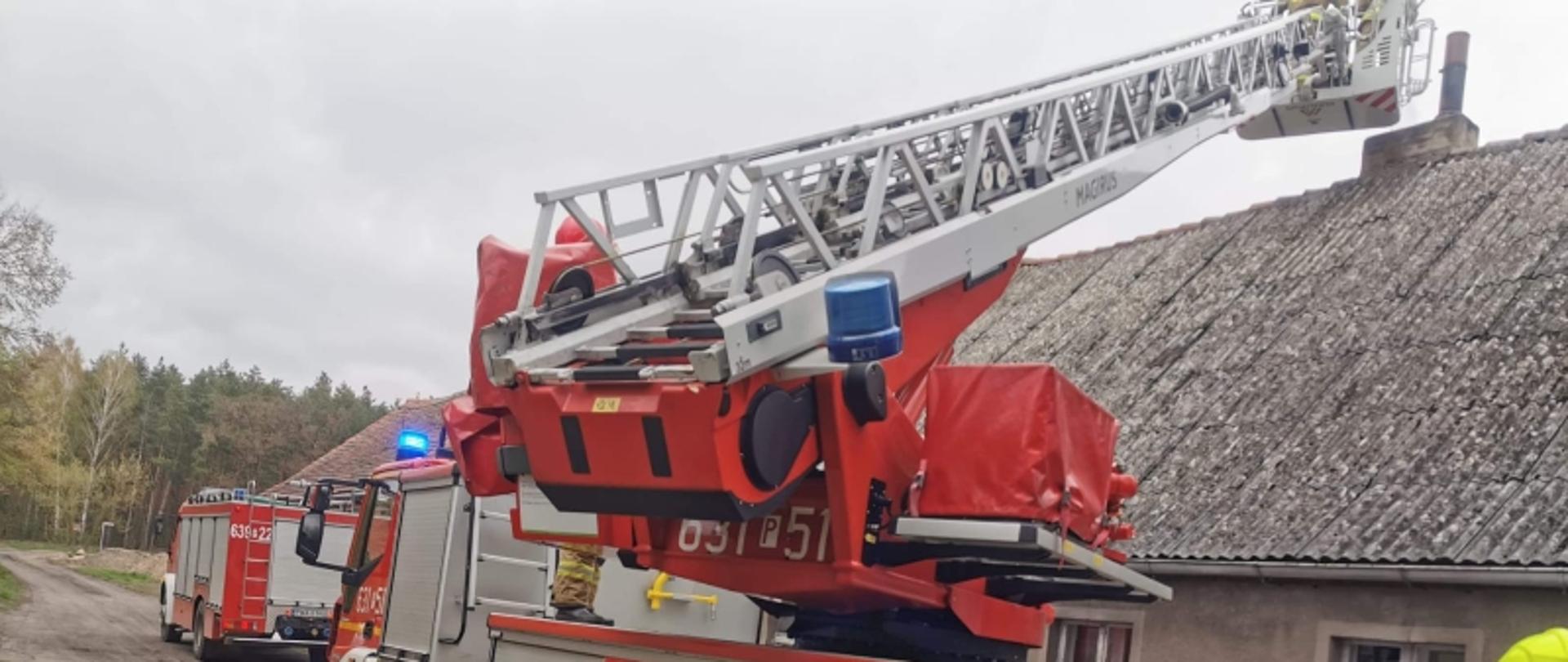 Na zdjęciu widać mechaniczną drabinę strażacką. 