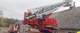 Na zdjęciu widać mechaniczną drabinę strażacką. 