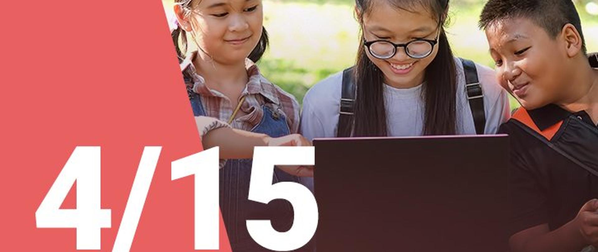 Na zdjęciu widzimy dwie dziewczynki oraz chłopca patrzących z uśmiechem na ekran laptopa. W dolnym lewym roku widoczna jest numeracja zdjęcia (4/15) 