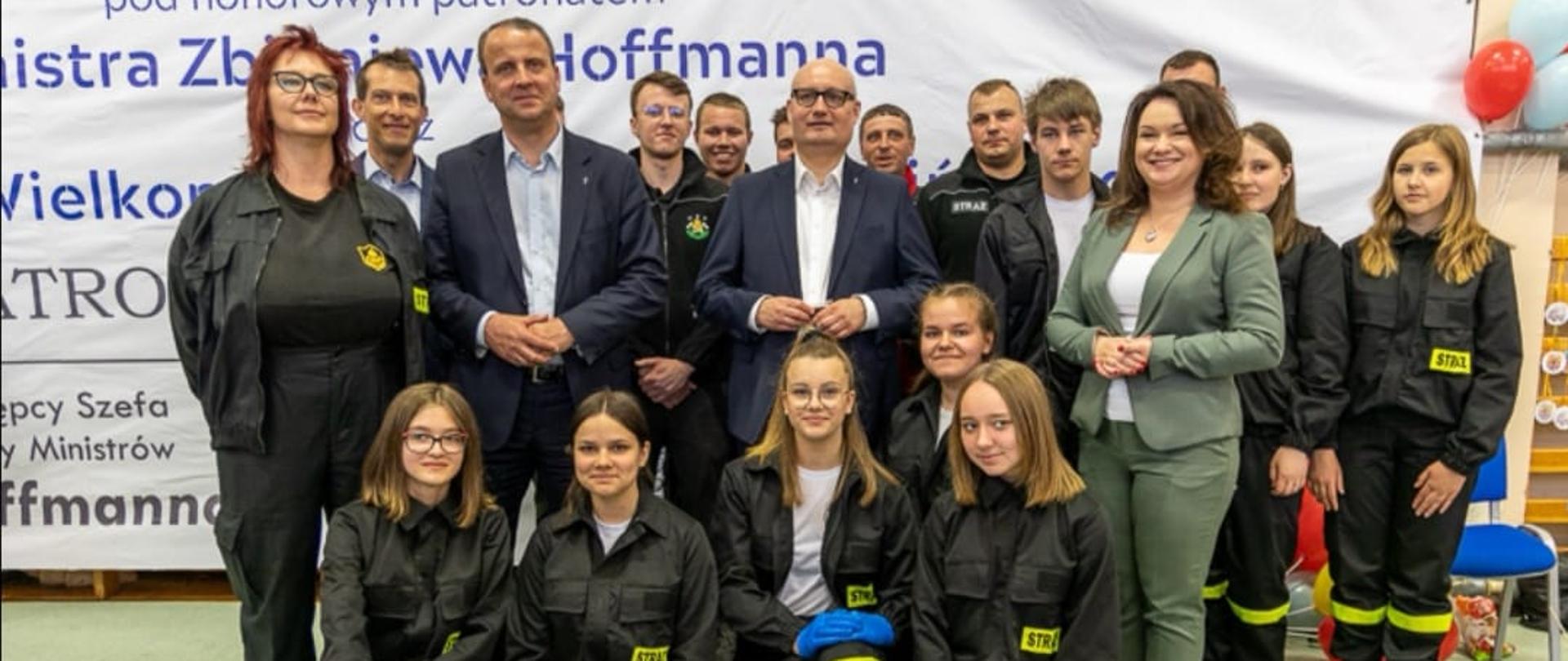zdjęcie strażaków z ministrem oraz wojewodą