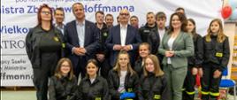 zdjęcie strażaków z ministrem oraz wojewodą