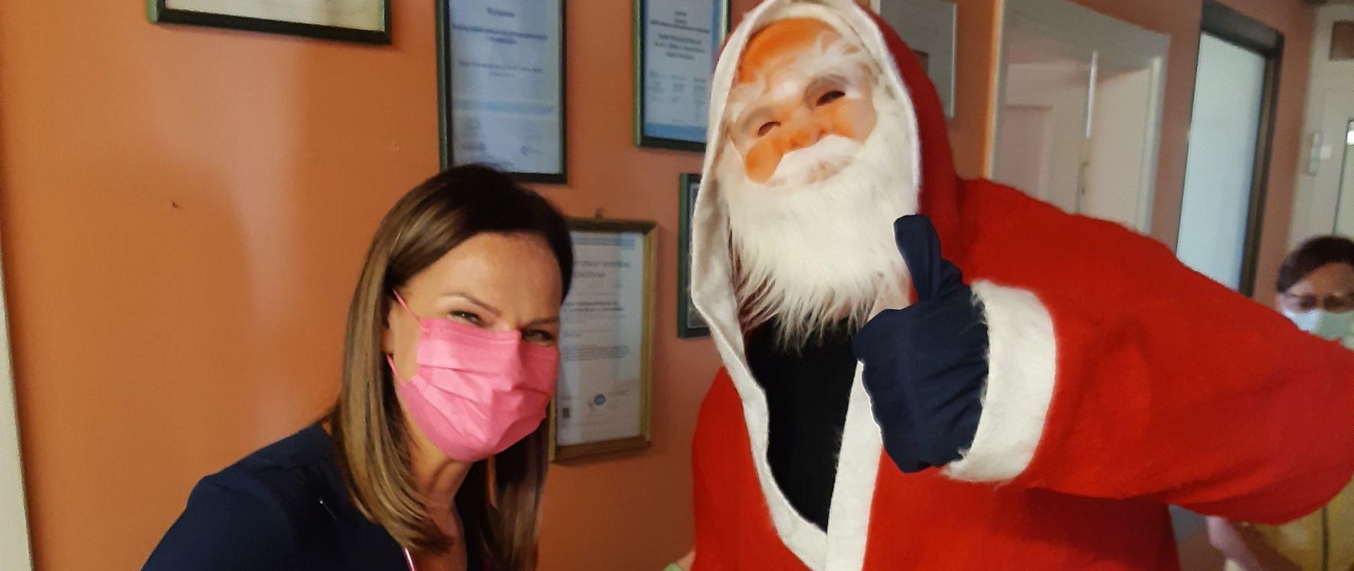 Strażacy i uczniowie z wizytą w szpitalu