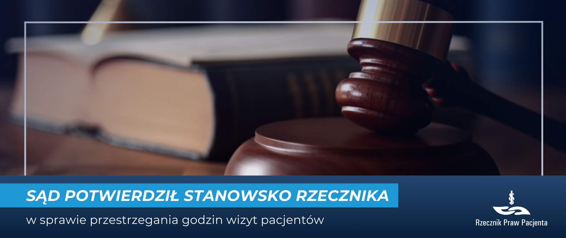 Grafika przedstawia młotek sędziowski i księgę leżące na stole. pod zdjęciem napis Sąd potwierdził stanowisko Rzecznika w sprawie przestrzegania godzin wizyt pacjentów. W prawym dolnym rogu logo Rzecznik Praw Pacjenta