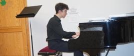 Wychowanek wykonuje na fortepianie Mazurek h-mol Chopina
