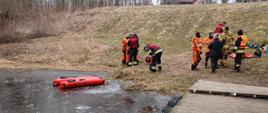 Strażacy przygotowują się do ewakuacji poszkodowanego z użyciem trapu pneumatycznego