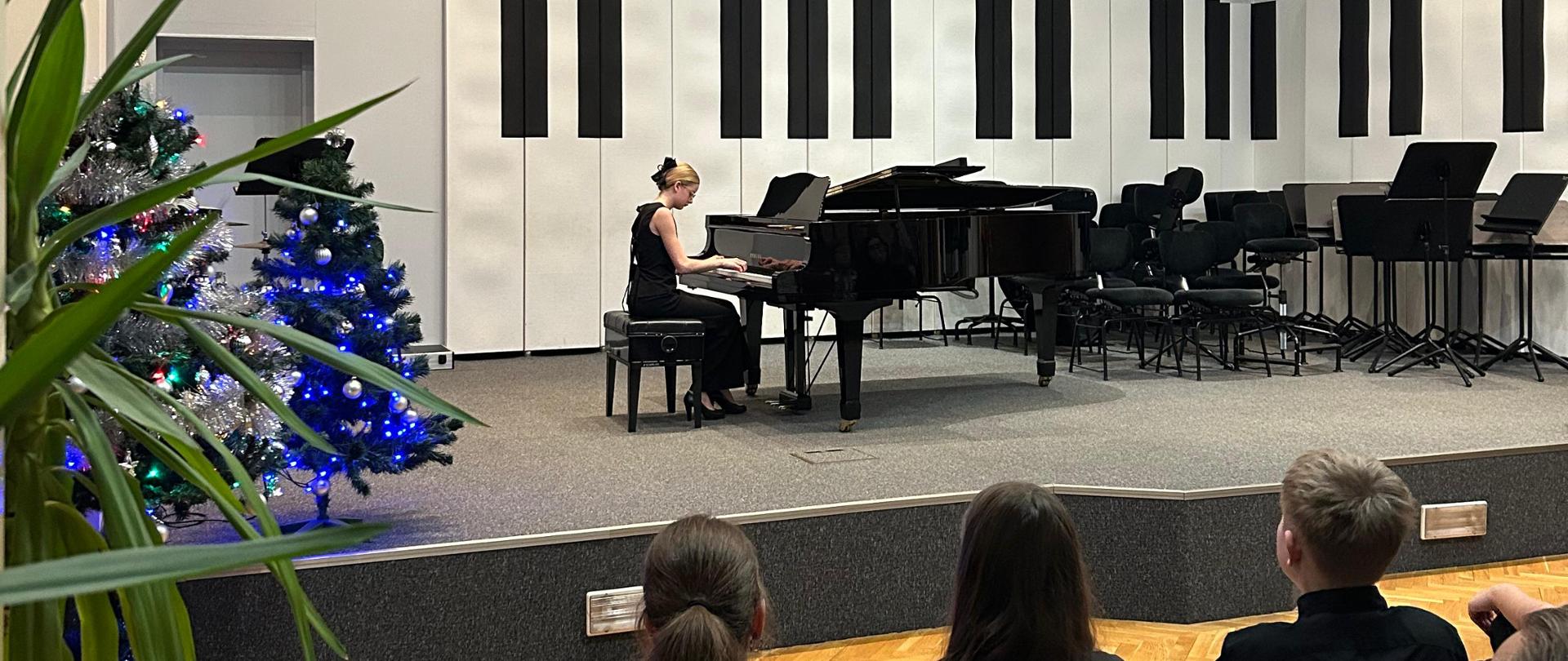 Dziewczyna gra na fortepianie.