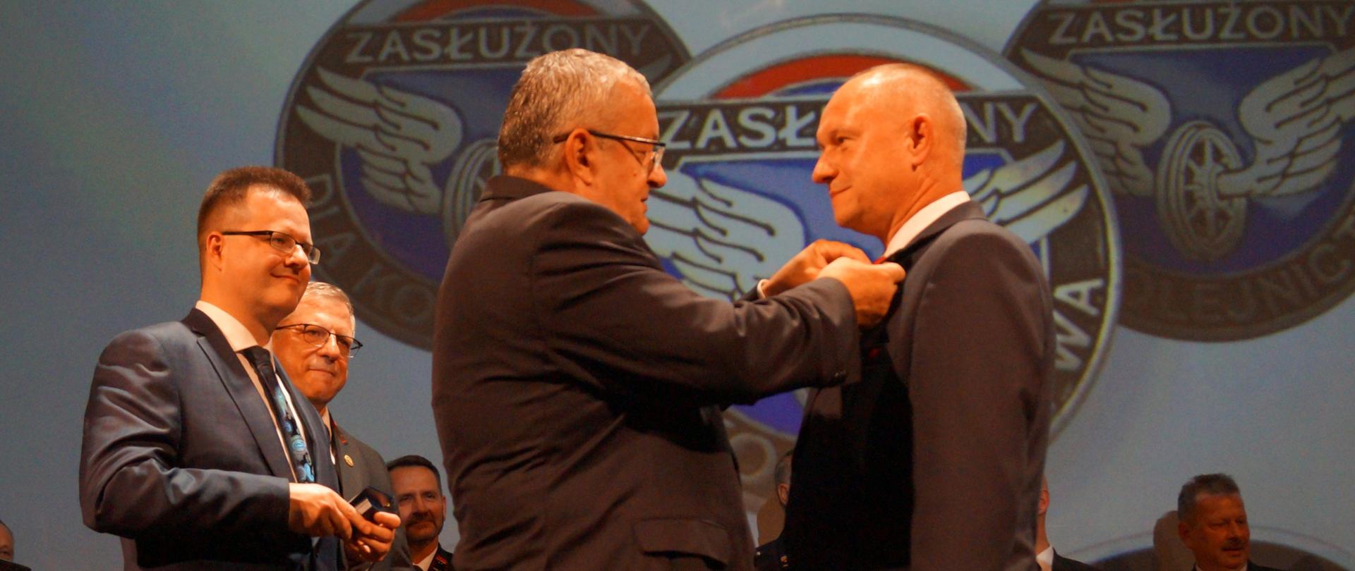 Minister A. Adamczyk i wiceminister A. Bittel wręczyli odznaczenia ,,Zasłużony dla Kolejnictwa''