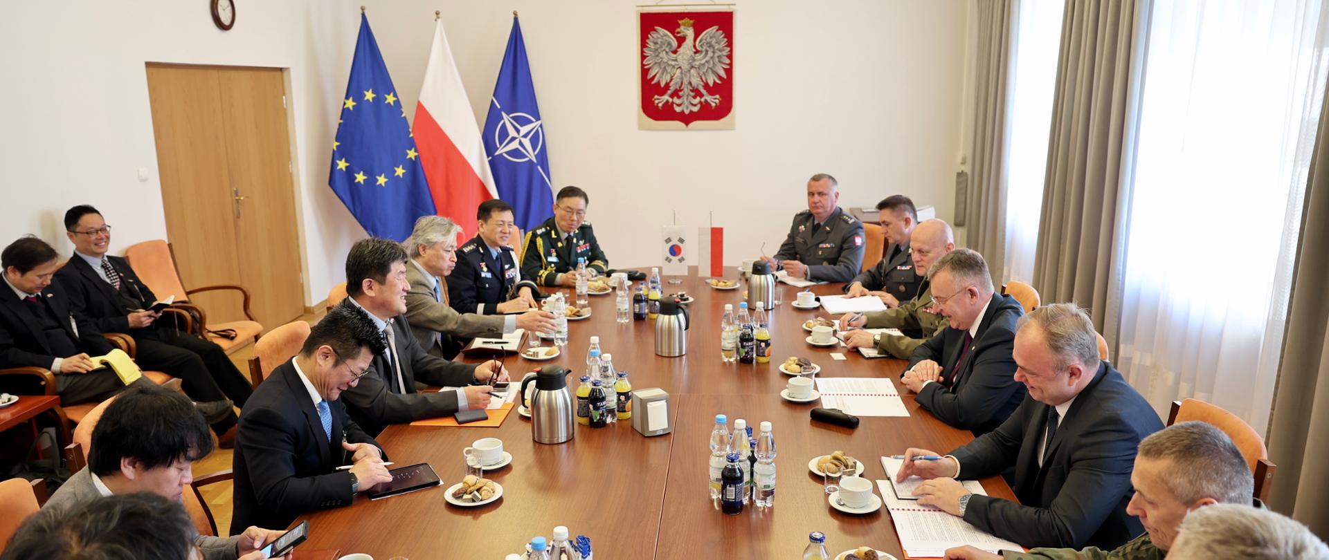 14 maja 2025r., odbyło się kolejne spotkanie, które umacnia współpracę obronną między Polską a Republiką Korei. Sekretarz Stanu w Ministerstwie Obrony Narodowej, pan Paweł Bejda, gościł wiceministra Administracji Programu Zakupów Obronnych (DAPA), pana Guyheon Jeong-a.