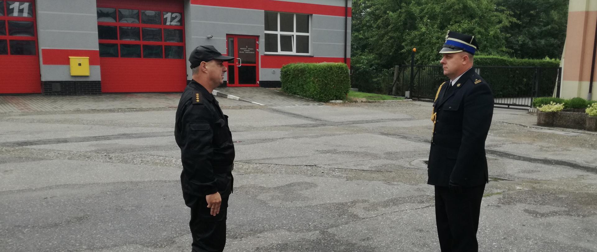 Na zdjęciu Komendant Powiatowy Państwowej Straży Pożarnej w Złotowie mł.bryg. Jarosław Kołak, Dowódca Jednostki Ratowniczo Gaśniczej w Złotowie st.kpt. Krzysztof Olczak. W tle zdjęcia widoczny budynek JRG oraz część budynku KP.