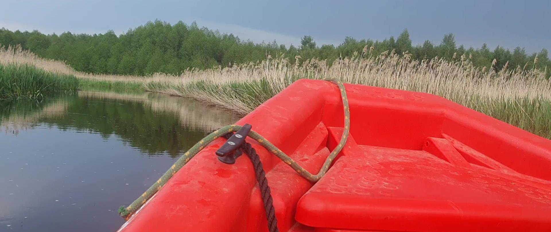 Na zdjęciu widoczna łódź ratownicza na rzece Biebrzy