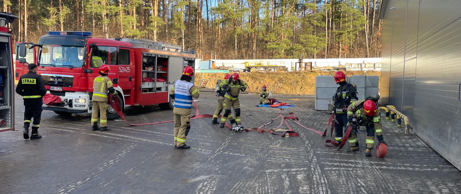 Ćwiczenia praktyczne z taktyki gaszenia pożarów wewnętrznych.