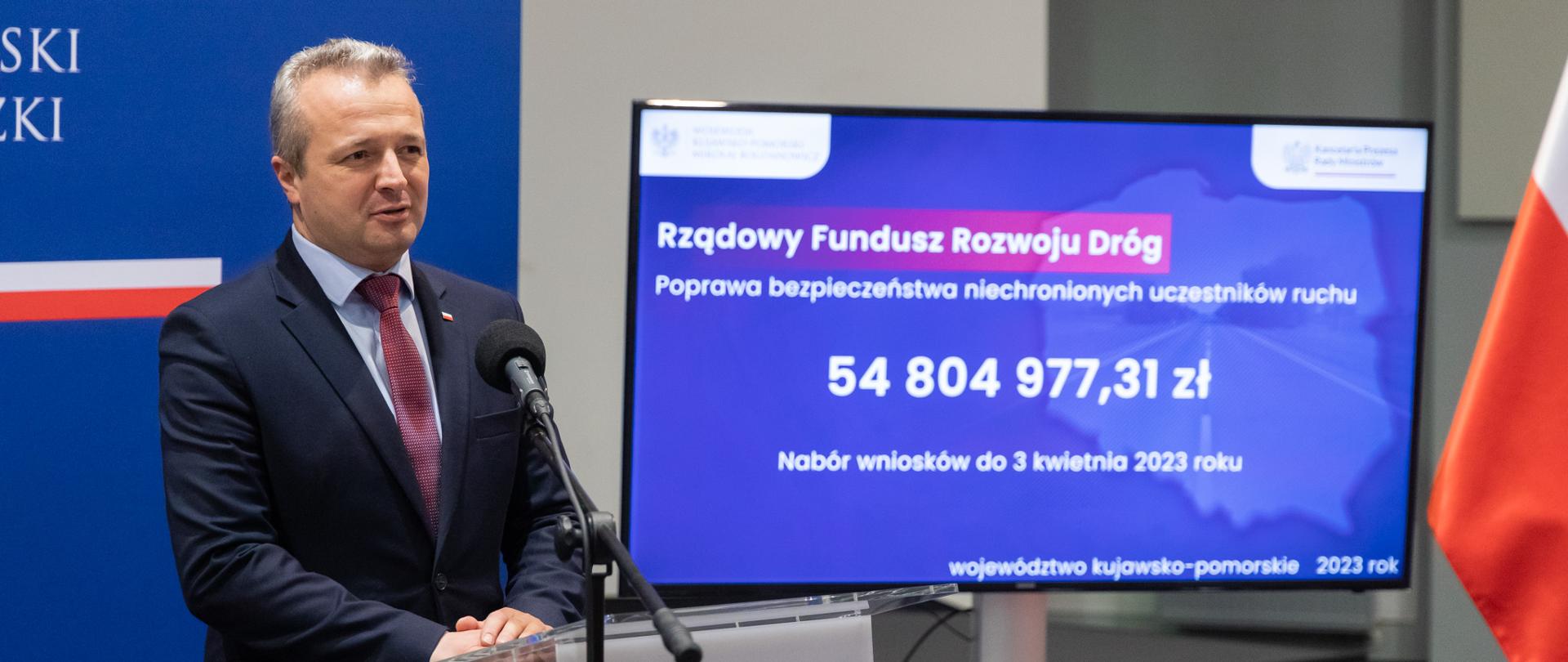 
Mężczyźni w garniturach stojący w sali konferencyjnej
