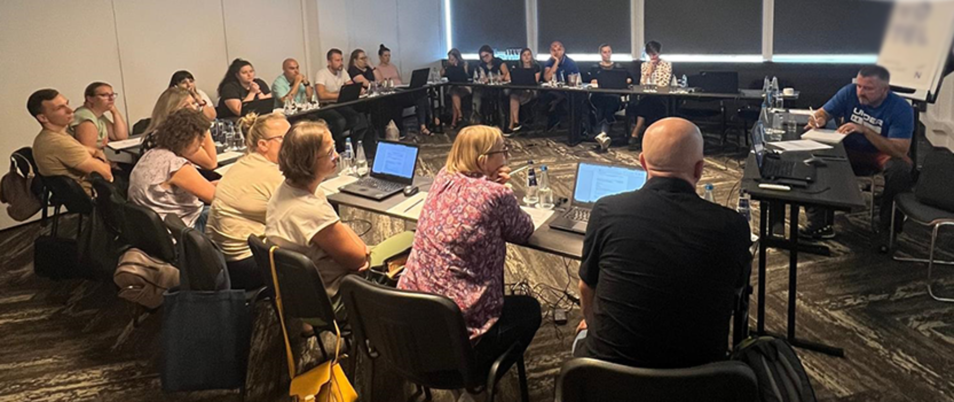 Szkolenie, ludzie, sala konferencyjna