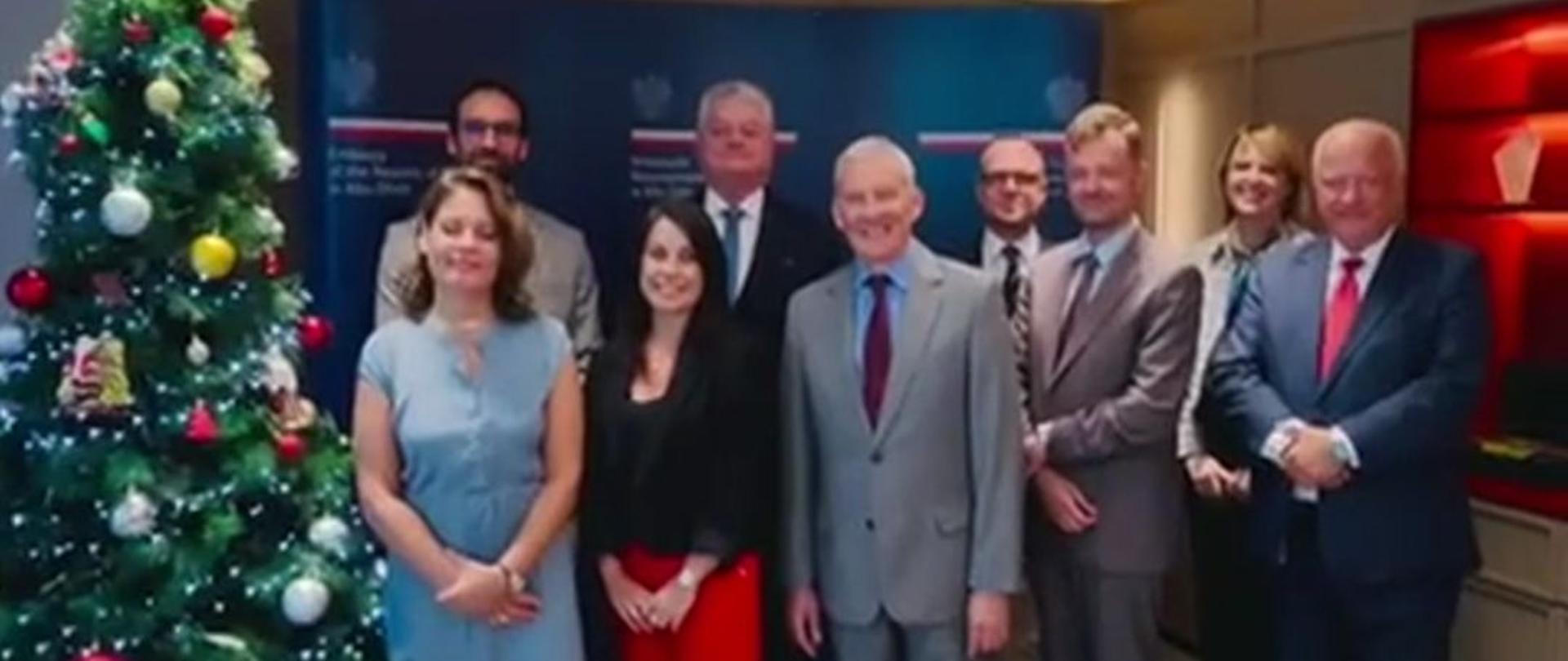 na zdjęciu pracownicy ambasady przy choince 2