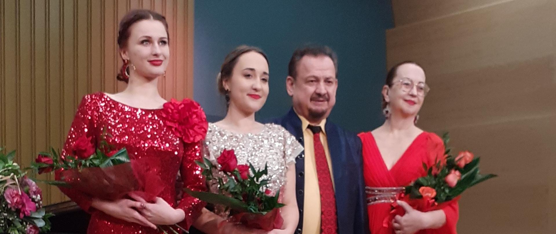 Zdjęcie przedstawia prof.Aleksandera Teligę wraz z małżonką-pianistką Haliną Teligą oraz gośćmi: Magdaleną Abłażewicz - sopran, Emilią Rabczak - mezzosopran,
