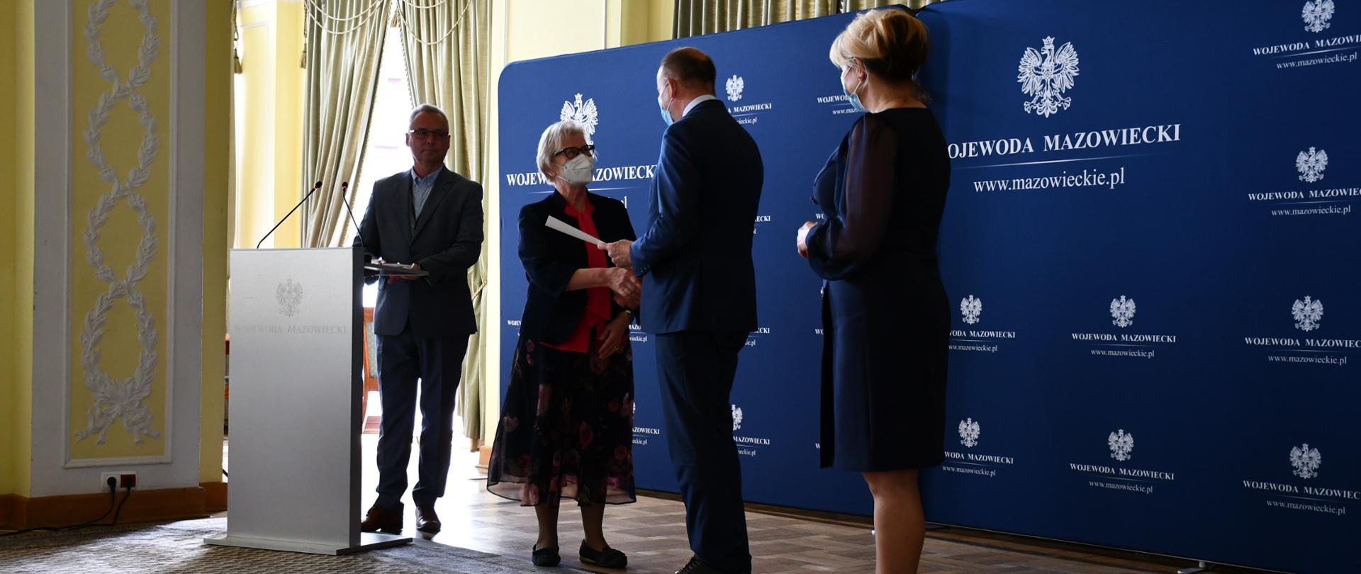 Na zdjęciu znajduje się dwóch mężczyzn i dwie kobiety