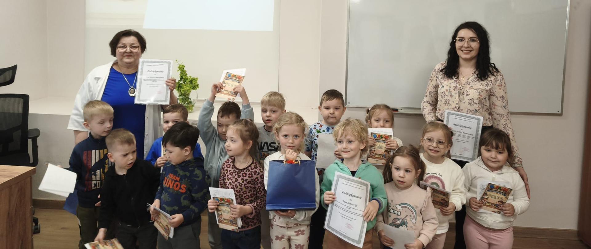 Przedszkolaki z Rzemienia prezentują otrzymane dyplomy