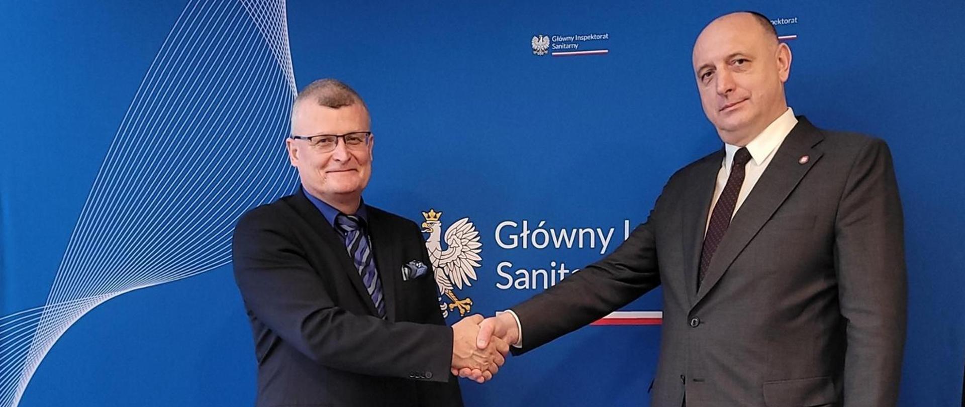 Paweł Grzesiowski i Krzysztof saczka ściskający sobie dłonie