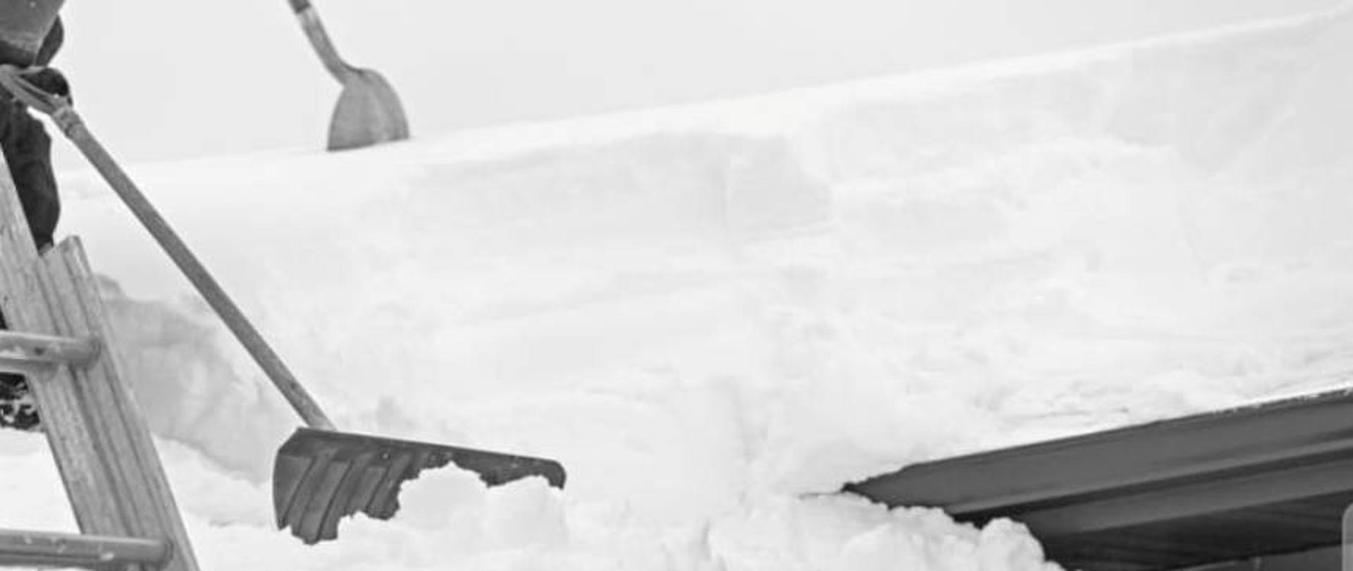 zasypany dach sniegiem