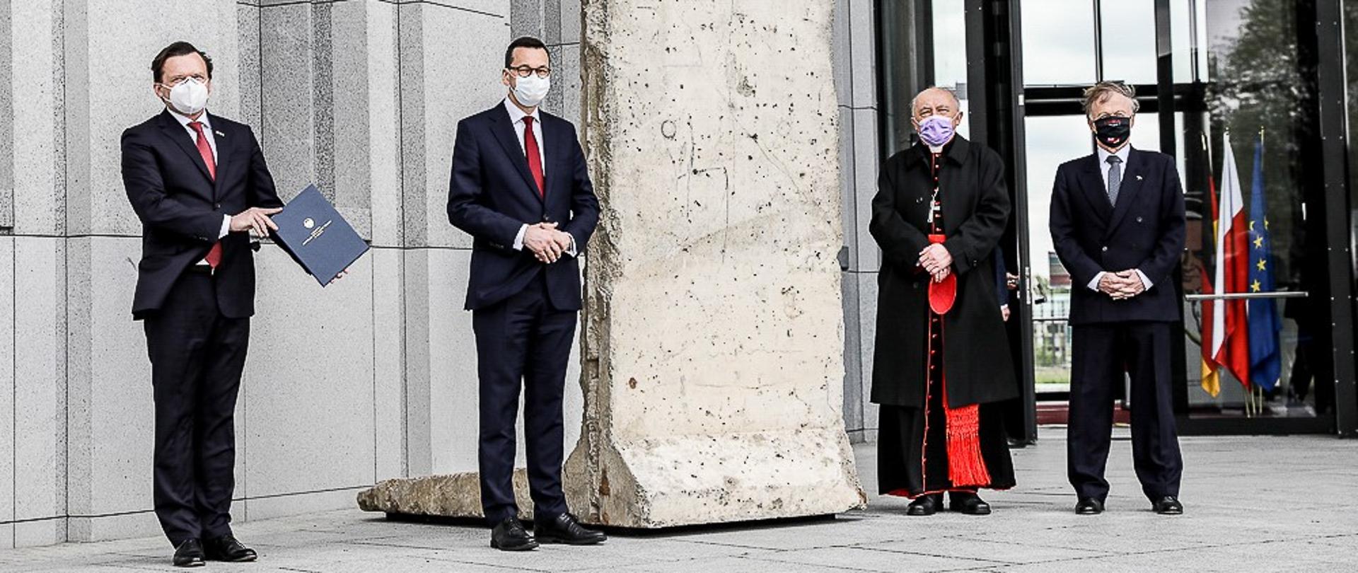 Od lewej: dyrektor muzeum Marcin Adamczewski, premier Mateusz Morawiecki, ambasador Niemiec Rolf Nikel i kardynał Kazimierz Nycz.