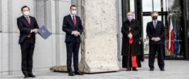 Od lewej: dyrektor muzeum Marcin Adamczewski, premier Mateusz Morawiecki, ambasador Niemiec Rolf Nikel i kardynał Kazimierz Nycz.