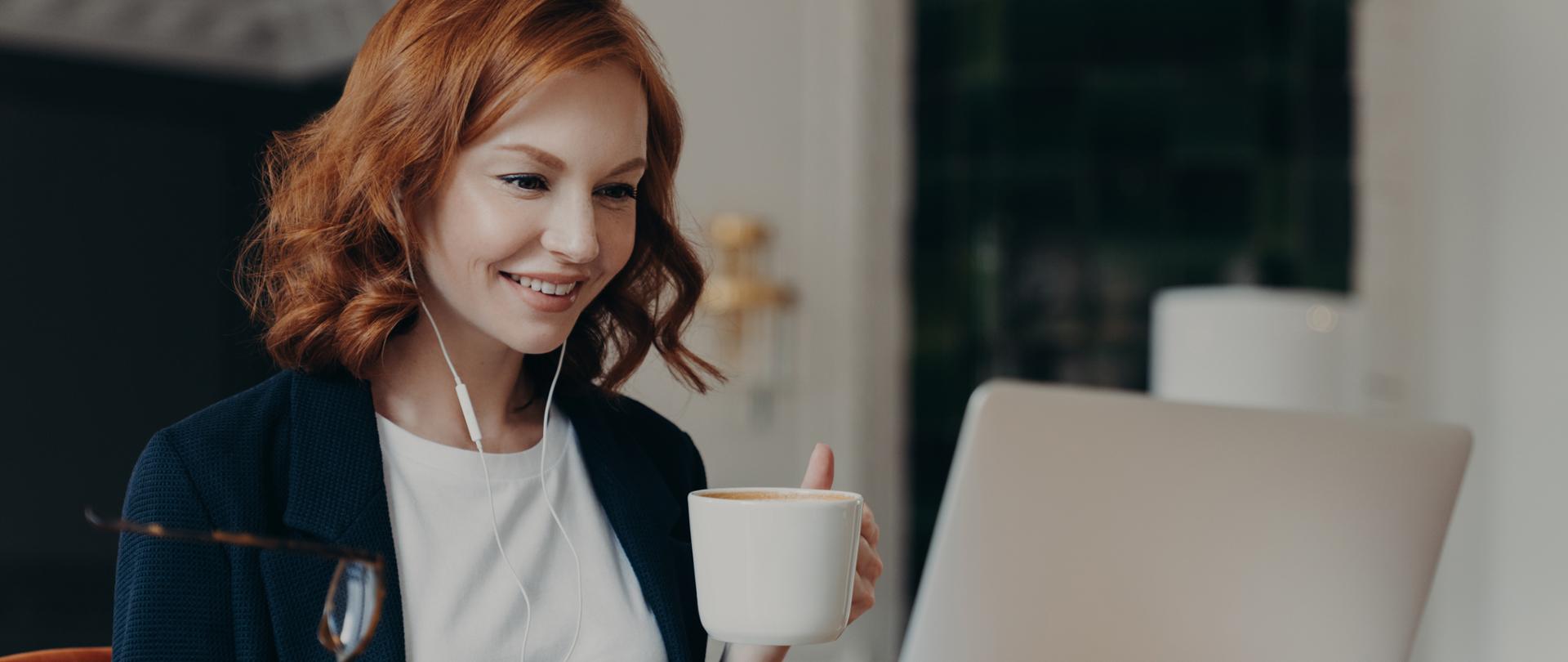 Młoda przedsiębiorcza kobieta z laptopem