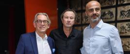Minister Pełnomocny Mariusz Brymora w towarzystwie Piotra Cyrwusa oraz Edmonda Sotira, dyrektora Teatru Komedia w Skopje