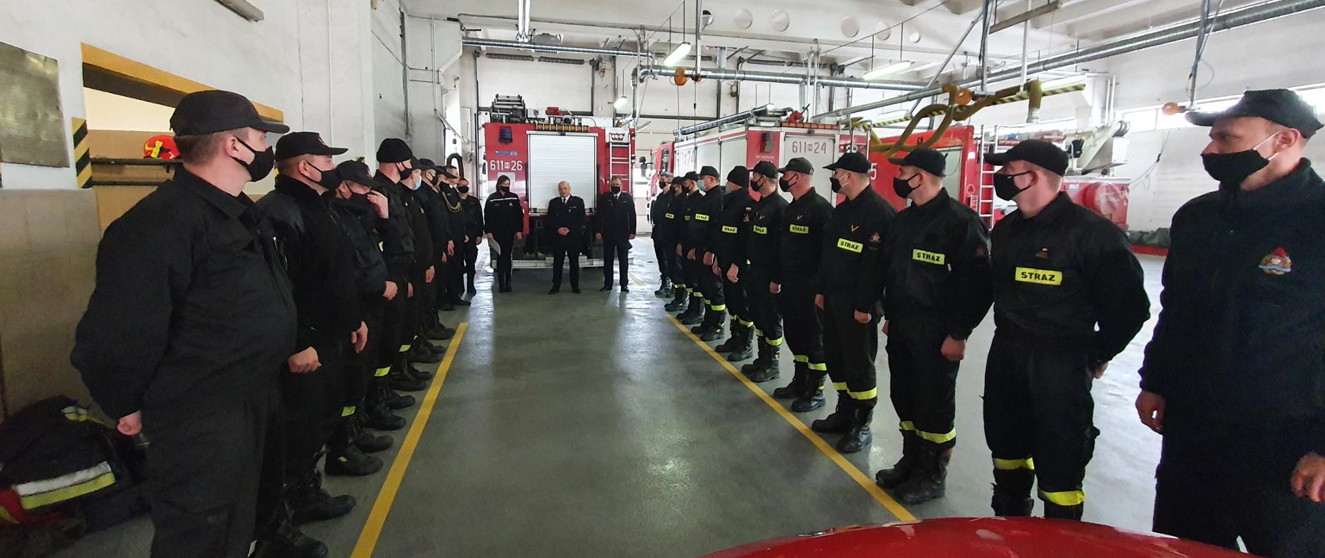 Zdjęcie przedstawia uroczystą zmianę służby w związku z odejściem asp. Romana Kołaczka na emeryturę