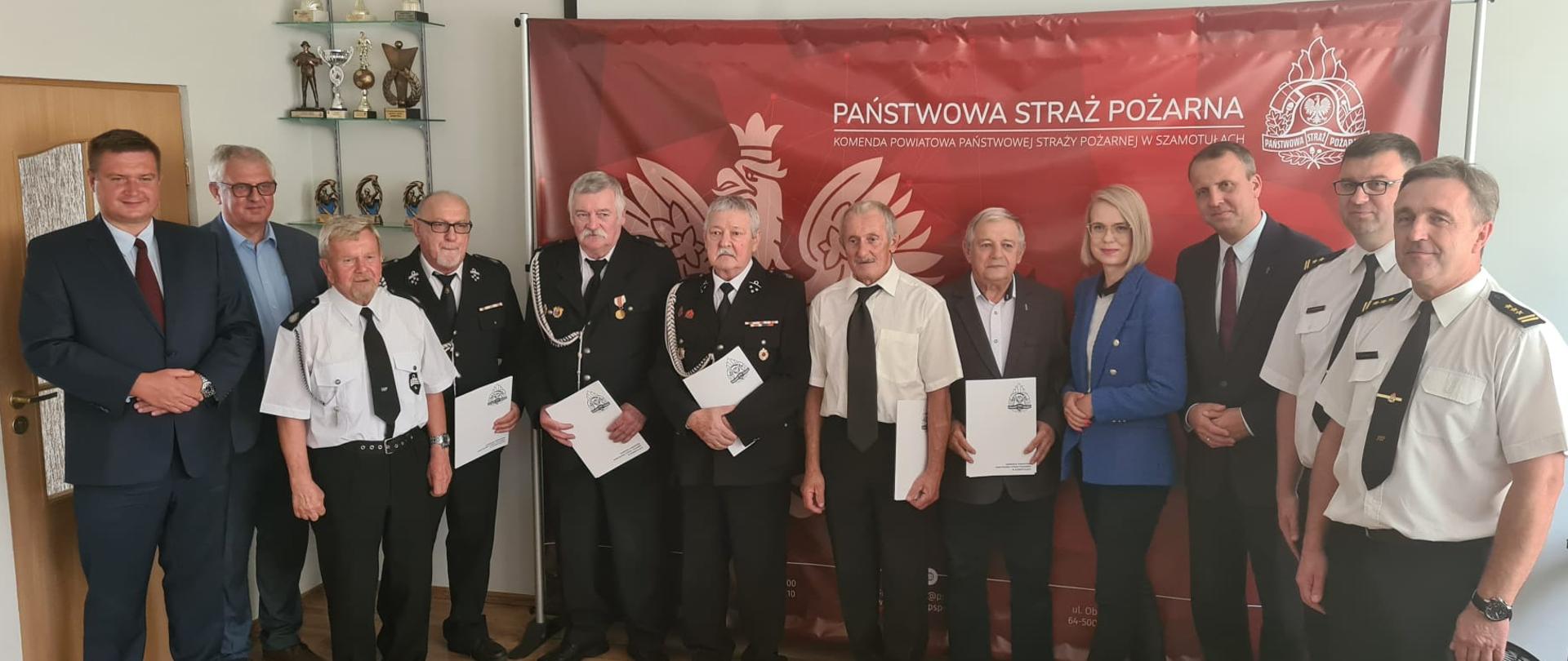 zdjęcie grupowe strazaków psp i osp 