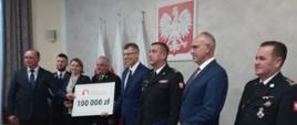 Na zdjęciu uroczyste wręczenie promes na zakup samochodu dla Ochotniczej Straży Pożarnej w Ciemięrzowicach