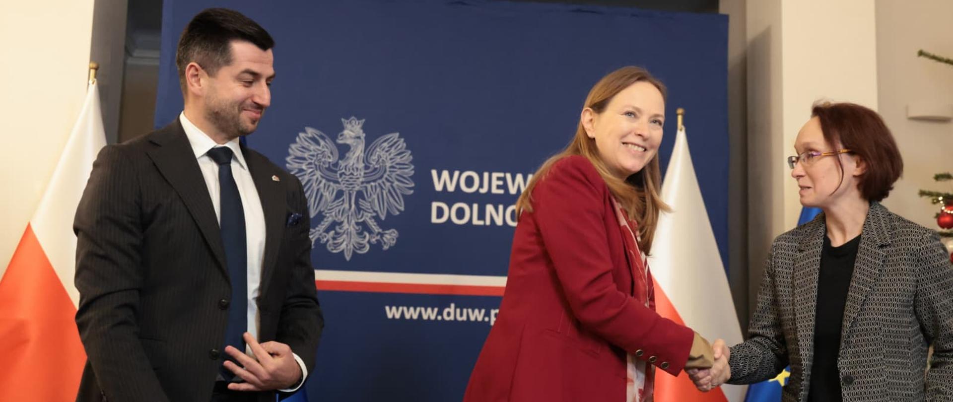 Na zdjęciu minister Katarzyna Pełczyńska-Nałęcz za stołem konferencyjnym w towarzystwie innych uczestników spotkania