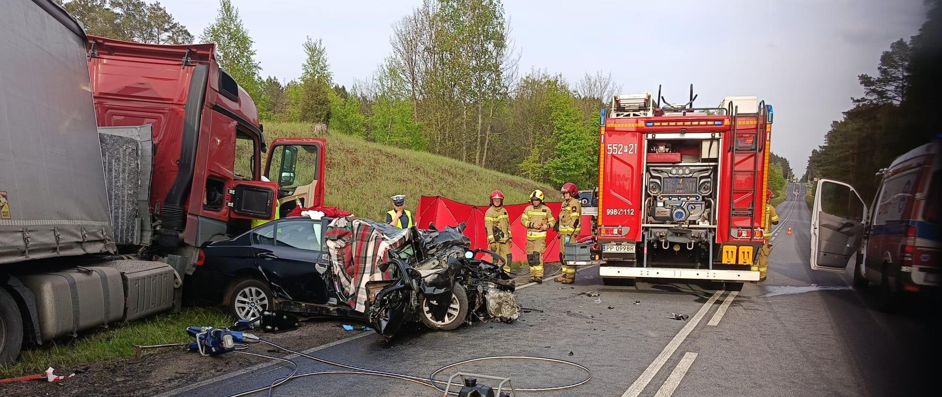Droga krajowa numer 10 i uszkodzone pojazdy.