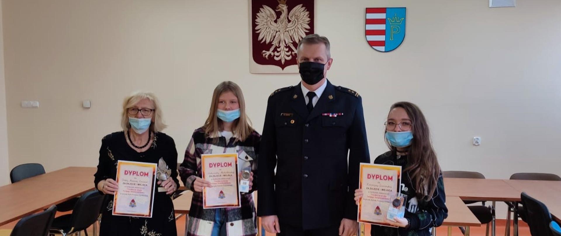 Laureaci konkursu po wręczeniu nagród z Komendantem Powiatowym PSP w Przysusze - bryg. Marcinem Sokołem
