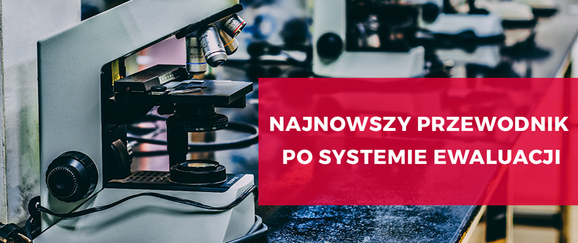 Na zdjęciu mikroskopy ustawione pod kątem. Po prawej stronie na czerwonym tle biały napis: najnowszy przewodnik po systemie ewaluacji