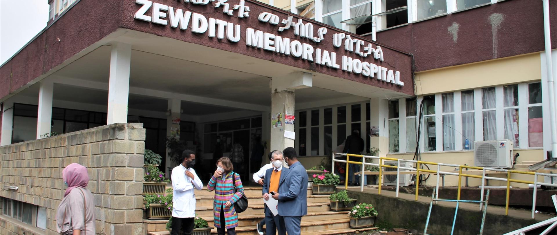 Amb. P. Bobak, I Radca D. Bobak, Dr Zelalem Chimdesa – dyrektor szpitala Zewditu Memorial Hospital, Dr Henok Fisseha – koordynator stoją przed wejściem do placówki medycznej