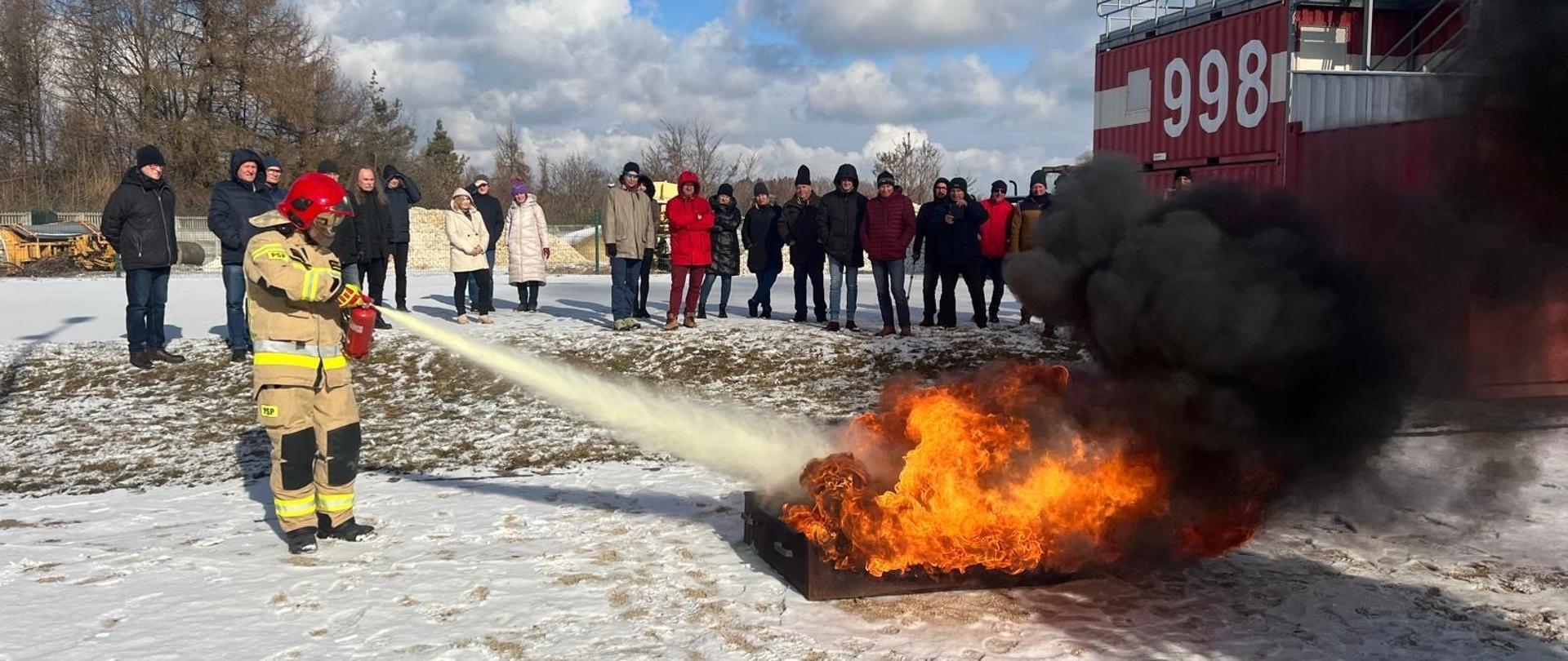 Strażak gasi wannę z benzyną