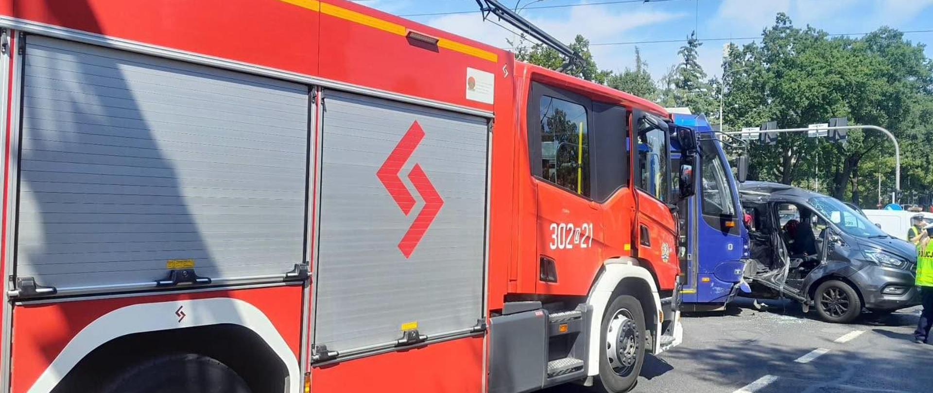 Widoczny wóz strażacki, w tle widać tramwaj, który uderzył w busa na skrzyżowaniu