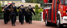 Strażacy maszerują.