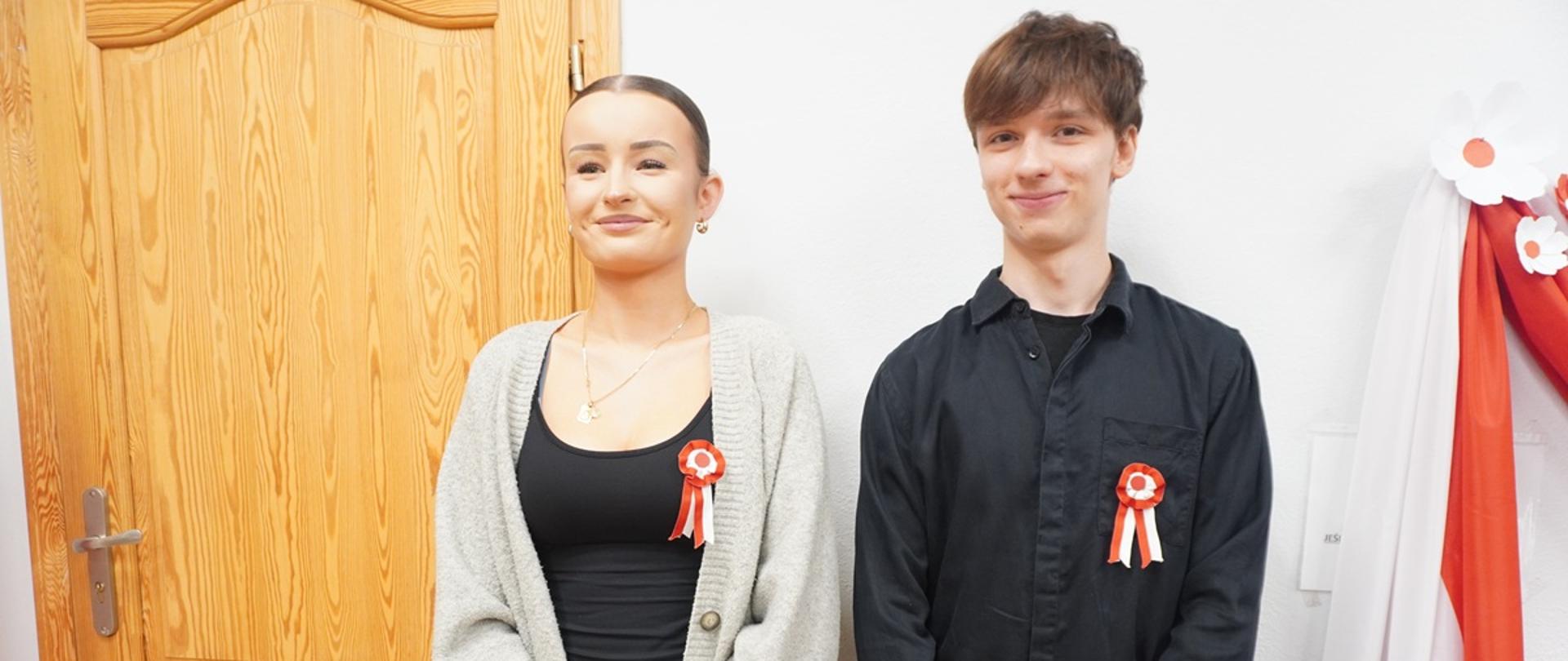 Na zdjęciu stoi dziewczyna i chłopak, wychowankowie bursy