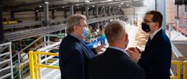 Premier Mateusz Morawiecki jest oprowadzany po hali produkcyjnej przez prezesa firmy Novo-Pak.