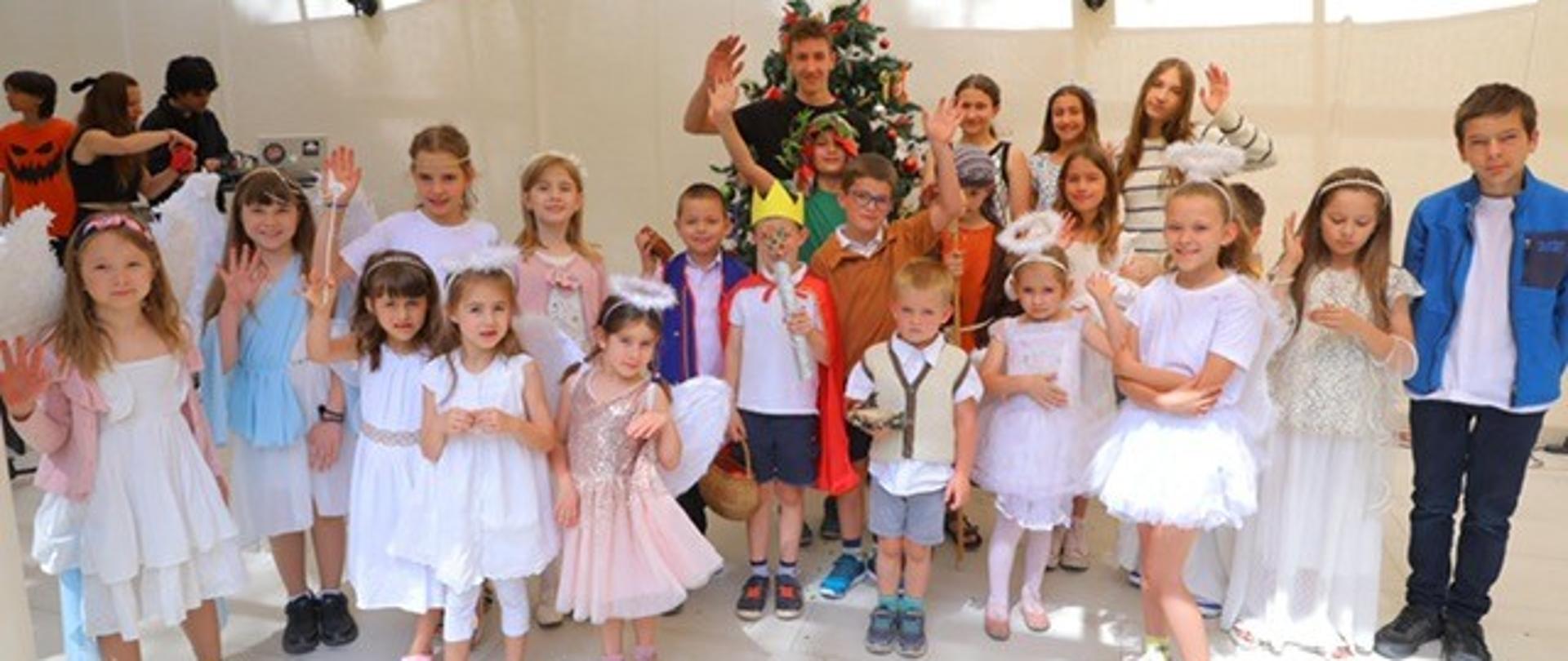 Encuentro navideña en la embajada - niños con disfraces de belén