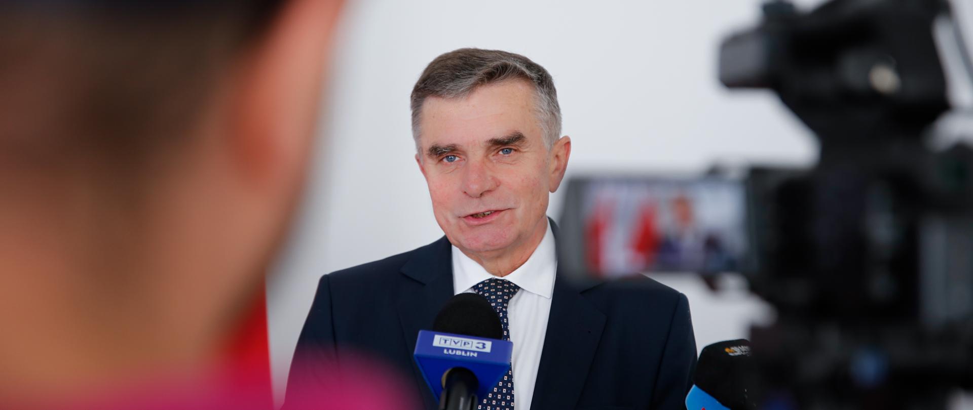 Wojewoda lubelski Lech Sprawka na konferencji prasowej. Portret.