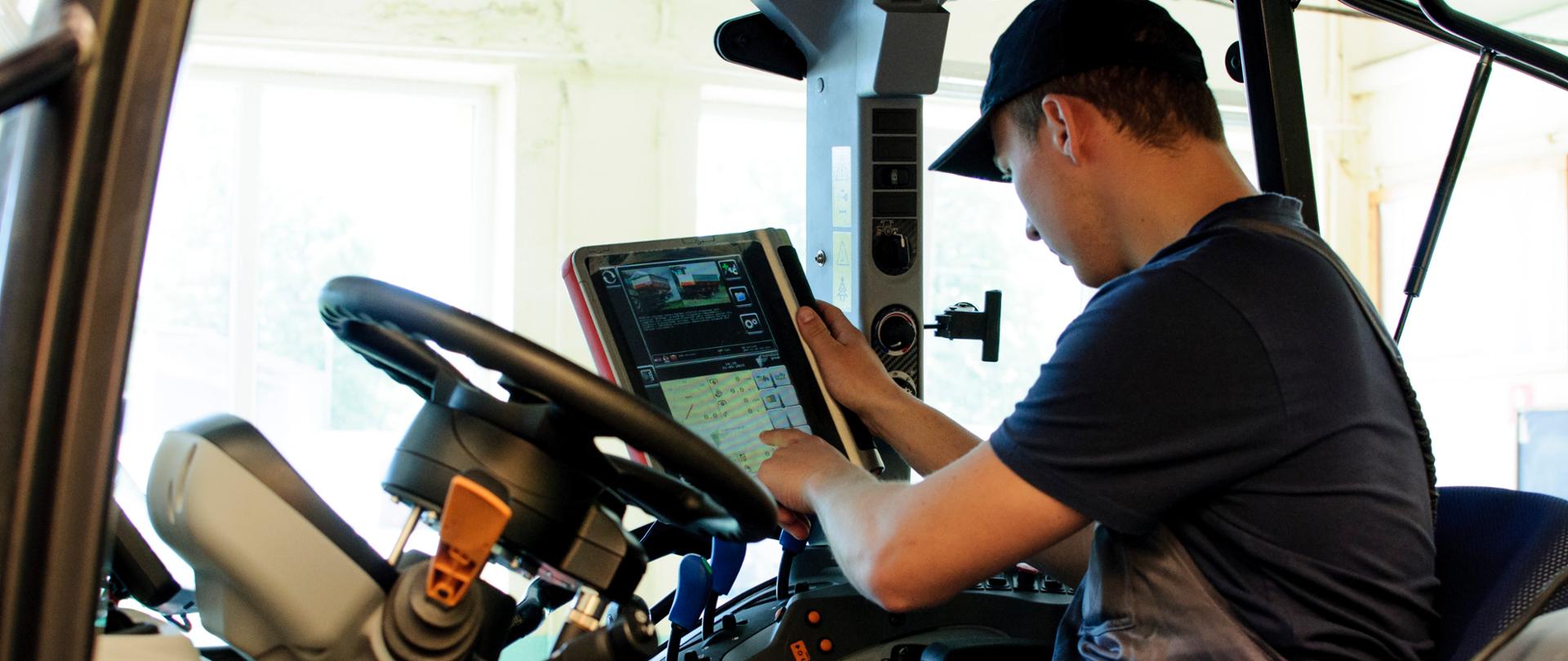 Uczeń w kabinie ciągnika rolniczego