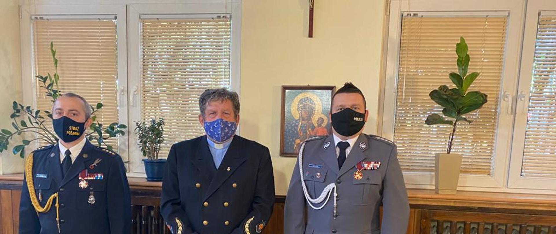 Na fotografii znajduje się od lewej: st. kpt. Paweł Gil, ojciec Edward Pracz-Kapelan Gdyńskich Policjantów oraz asp. szt. Krzysztof Wasilewski.
