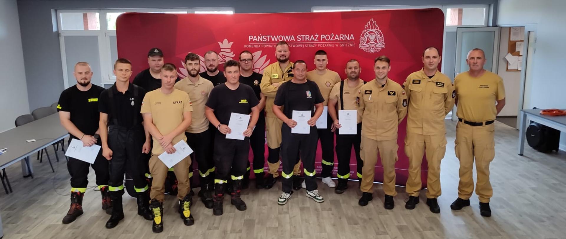 Zdjęcie grupowe uczestników szkolenia tuż po otrzymaniu zaświadczeń.