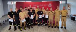 Zdjęcie grupowe uczestników szkolenia tuż po otrzymaniu zaświadczeń.